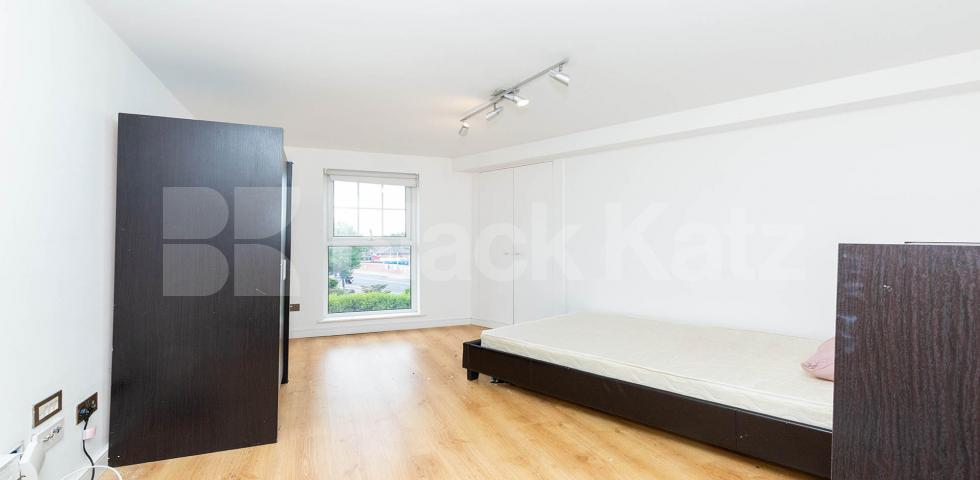 			SPACIOUS 3 BED MINS TO TUBE!, 3 Bedroom, 1 bath, 1 reception Flat			 Criterion Mews, ARCHWAY 